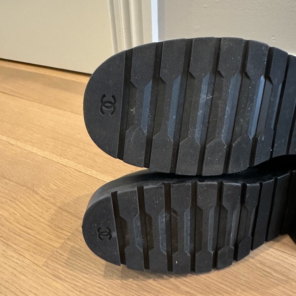 Chanel Shiny Lambskin Chain Detail Quilted Combat Boots 39.5 Excellent Condition - Picture 7 of 10